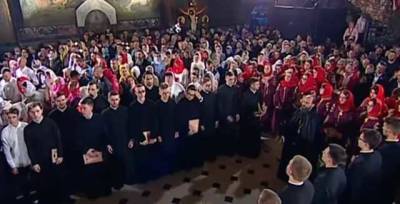 В Киево-Печерской Лавре и Михайловском соборе пасхальные службы прошли без масок и социальной дистанции