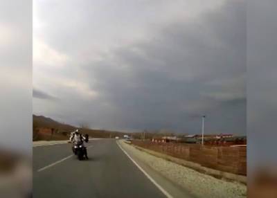 На трассе в Приморье ветер отбросил мотоциклиста на встречную полосу под колеса машины