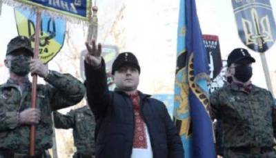 Рабинович хочет наказать блогера Кошовенко за якобы нацистское приветствие на марше в честь СС "Галичина". Тот объяснил свой жест