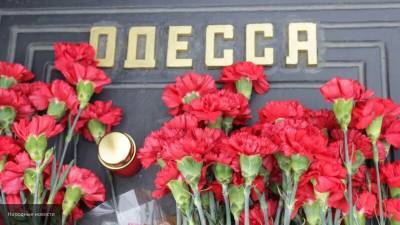 Петербуржцы возложили множество гвоздик в память о погибших в Одессе 2 мая