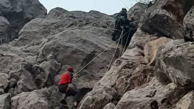 В Крыму турист застрял на отвесной скале