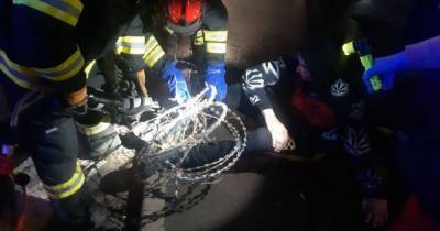 Запутался в колючей проволоки и застрял в Пасхальную ночь: в Киеве спасатели освобождали из "ловушки" мужчину
