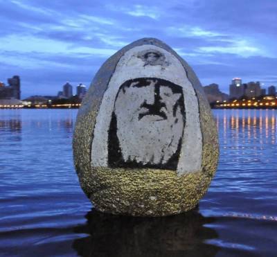 В Екатеринбурге уличный художник сделал арт-объект — каменное яйцо с портером патриарха