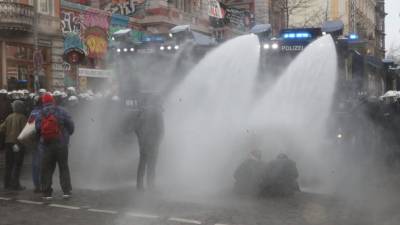 Полиция водометами разогнала демонстрацию левых радикалов