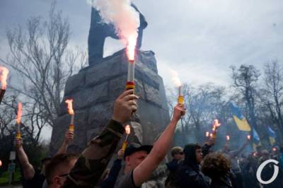 «Марш защитников Одессы»: колонна, флаги, файера (фоторепортаж)