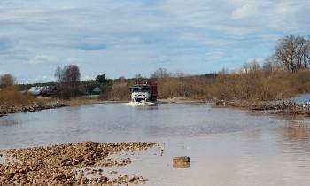 В Усть-Кубинском районе подсыпают дорогу к отрезанному от "большой земли" поселку Лесозавод