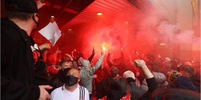 Болельщики Манчестер Юнайтед вторглись на футбольное поле перед матчем с Ливерпулем