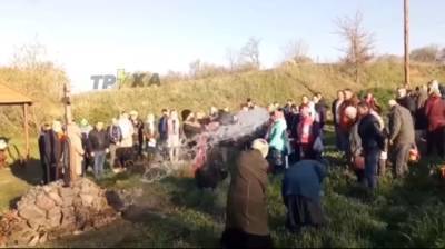 На Харьковщине священник щедро "освятил" прихожан водой из ведра: видео стало "вирусным" в сети