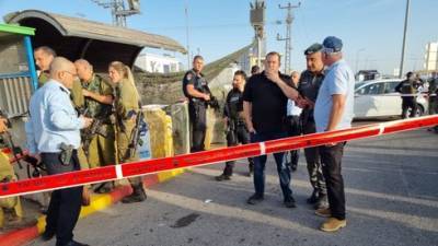 Теракт на перекрестке Тапуах: израильтян обстреляли из машины