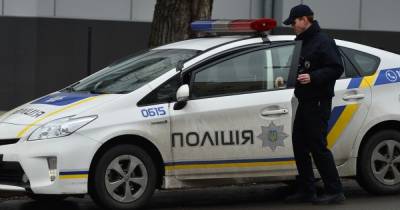 "Я тебе голову сломаю": в Киеве мужчина угрожал людям ножом, но копы не стали его задерживать