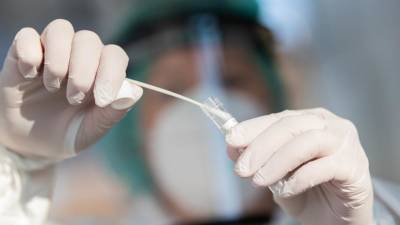 После теста на коронавирус у женщины потекла мозговая жидкость из носа