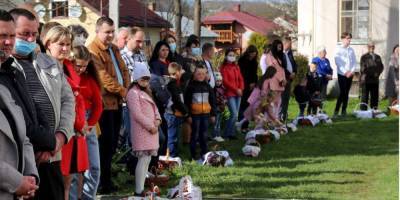 Пасха на Прикарпатье. Как верующие из Болехова отмечали праздник в условиях пандемии — фоторепортаж