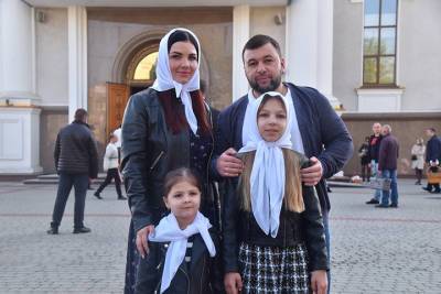 Глава ДНР с женой и дочками посетил праздничную службу: ФОТО