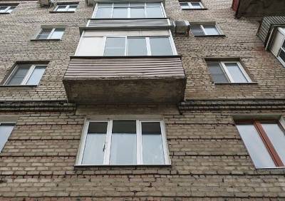 В Дашково-Песочне с балкона второго этажа выпала пожилая женщина