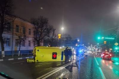 В Туле на проспекте Ленина столкнулись легковушка и машина скорой помощи