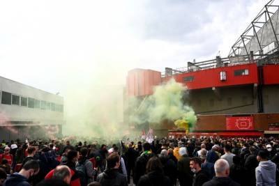 В Британии футбольные фанаты сорвали матч "МЮ" и "Ливерпуля", устроив протест прямо на стадионе