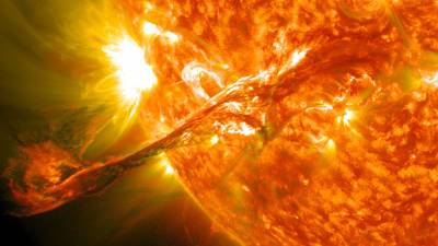 Под угрозой спутниковые технологии: Дыра на Солнце стала причиной мощной солнечной бури