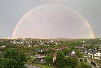 Небо Днепра украсила уникальная тройная радуга