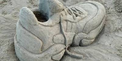 Скульптор Ирина Загайчук слепила кроссовок Adidas из песка на пляже у Черного моря - Новости Одессы - ТЕЛЕГРАФ