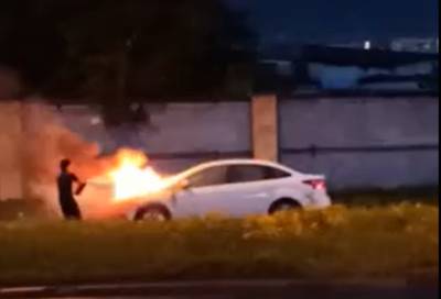 Видео: автомобилисты сами потушили горящий Ford Focus в Петербурге