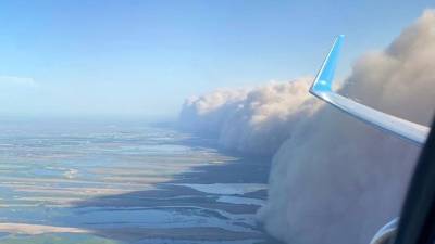 Буря мглою небо кроет: по регионам РФ прокатился вал из песка — эпичные видео