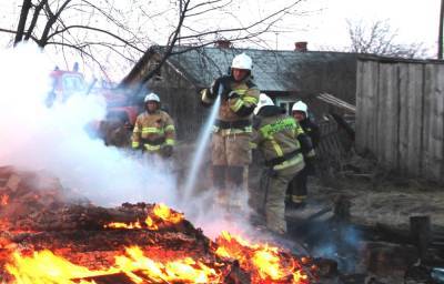 Огонь уничтожил больше половины домов в иркутском поселке Дальний