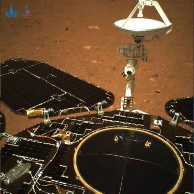 Китайский марсоход прислал первые снимки с поверхности Красной планеты (ФОТО)