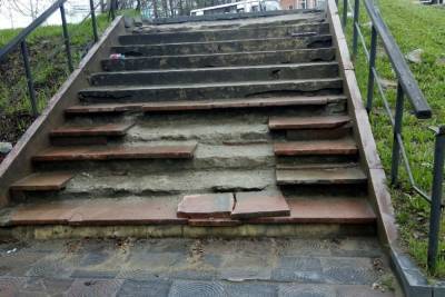 Многострадальная лестница: жители Петрозаводска обеспокоены опасным спуском в парк