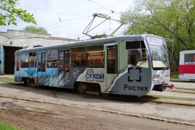 В Новосибирске вышел на маршрут трамвай № 14 с истребителем на борту