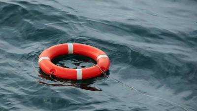 В Астраханской области спасатели помогли двум тонущим в лодке мужчинам