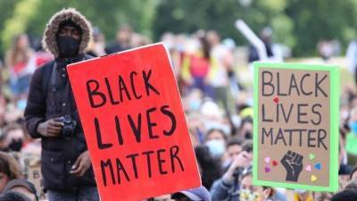 Грядут новые протесты? Белый американец с топором разгромил мемориал Флойду — видео