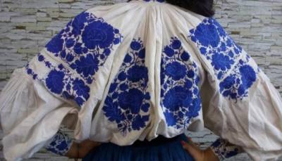 Зиньковская вышиванка: сохранить синие цветы на белом фоне