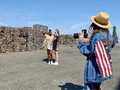 Дизайнеры и модели организовали необычную фотосессию на мусоросортировочном комплексе в Астрахани
