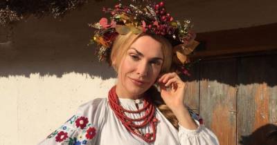 День вышиванки: Ольга Сумская показала старинную сорочку из конопляного полотна из своей коллекции