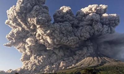 В Индонезии происходит мощное извержение вулкана (ВИДЕО)