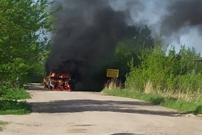 Опубликовали кадры горящего пассажирского автобуса в Тверской области