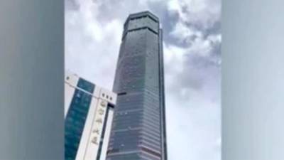 В Китае небоскреб вновь стал раскачиваться