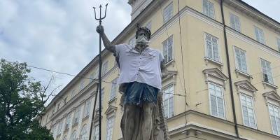 День вышиванки 20 мая – во Львове фонтан Нептун одели в белую рубашку и джинсовые шорты - ТЕЛЕГРАФ