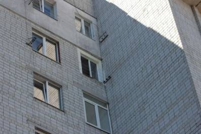 Мама не пустила гулять: во Львове 10-летняя девочка выскочила из окна и сломала позвоночник