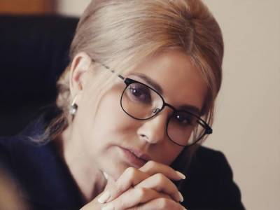Тимошенко надела в Верховную Раду платье-вышиванку и сделала "фирменную" прическу