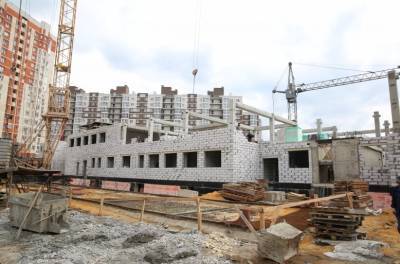 Рабочие завершают монтаж каркаса здания нового детского сада в «Европейском»