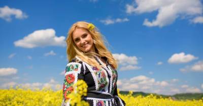 День вышиванки: Ирина Федишин очаровала образом в роскошной белой сорочке с красной вышивкой
