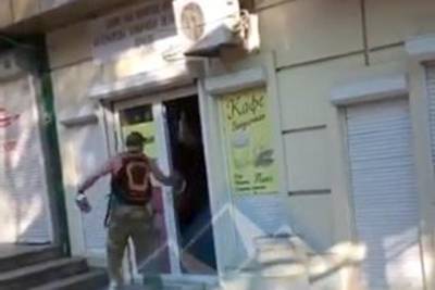 В Донецке террорист «ДНР» разгромил кафе, видео