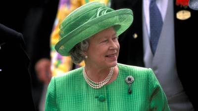 Елизавета II отказалась публично поздравлять принца Гарри и Маркл с годовщиной