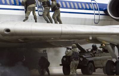 СМИ: Неизвестные захватили самолет ВВС Польши с командованием на борту