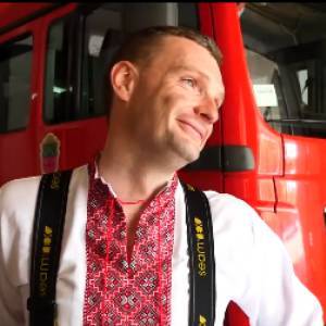 Запорожские спасатели поздравляют украинцев с Днем вышиванки. Видео