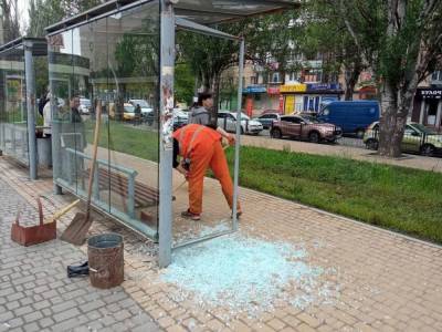 Вандалы разгромили остановку в Одессе, местные жители решили не молчать: слетелась полиция, фото - politeka.net - Одесса