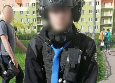 Выпускник в Петербурге пытался зайти в школу в черной амуниции и с пистолетом