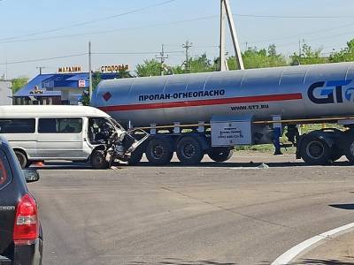 В Челябинской области минивэн протаранил газовоз