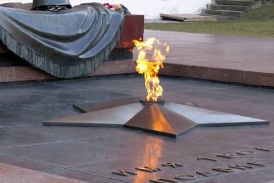 Студентка прикурила от Вечного огня в Комсомольске-на-Амуре
